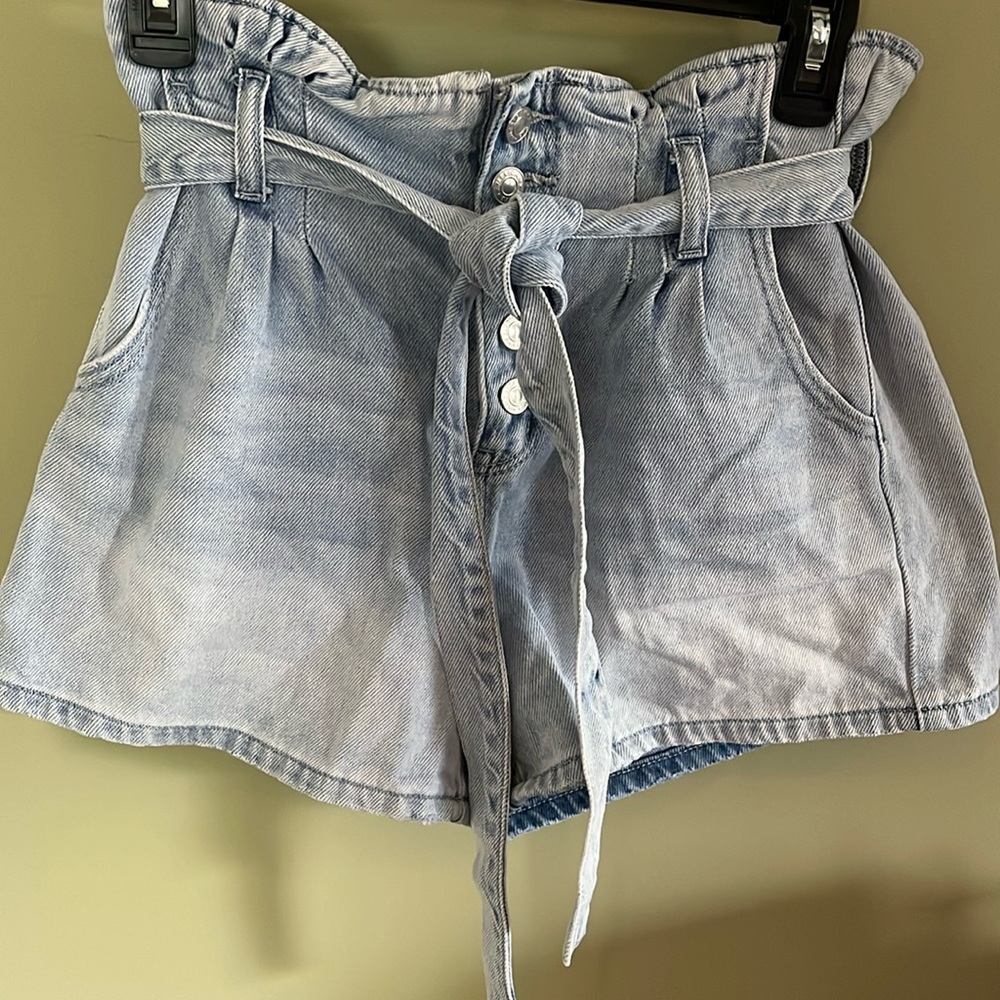 American Eagle High Waist Mom Jean Shorts w/Button Fly & Belted Front. Size 4